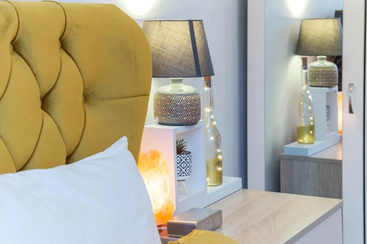 Holiday home Luxury 4 Bed House With Jacuzzi, We Take Deposits Villa Birmingham