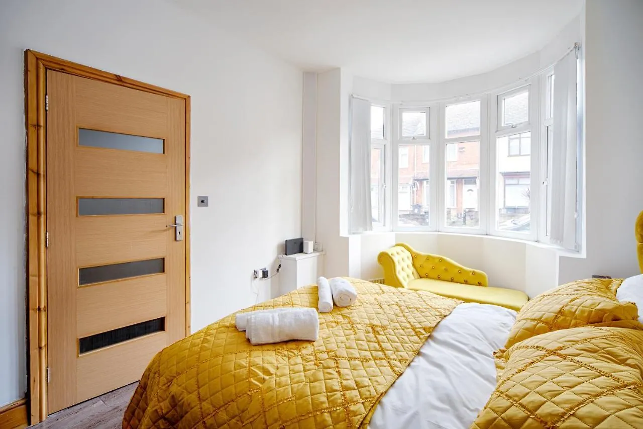 Holiday home Luxury 4 Bed House With Jacuzzi, We Take Deposits Villa Birmingham United Kingdom