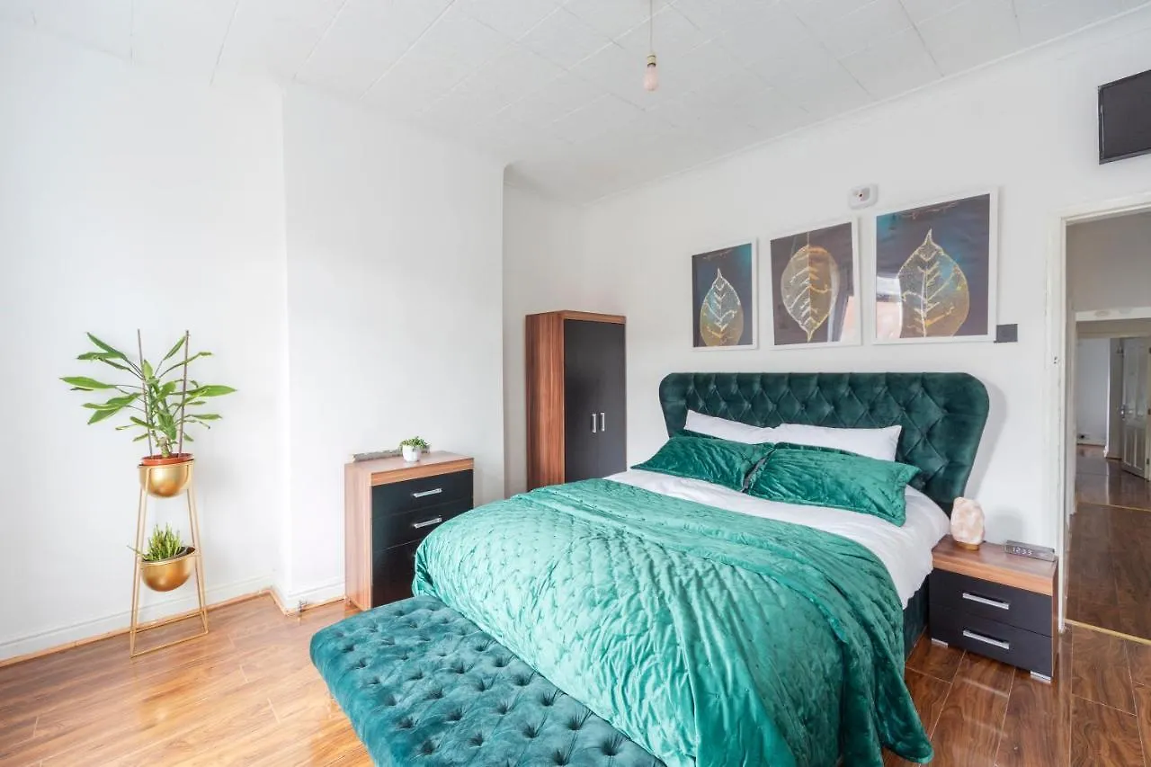 Luxury 4 Bed House With Jacuzzi, We Take Deposits Villa Birmingham